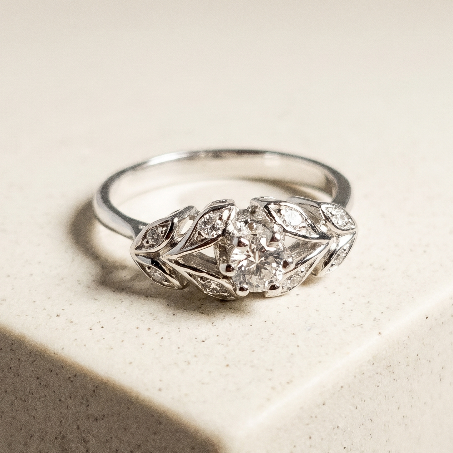 Exquisiter Vintage-Weißgoldring mit Brillanten