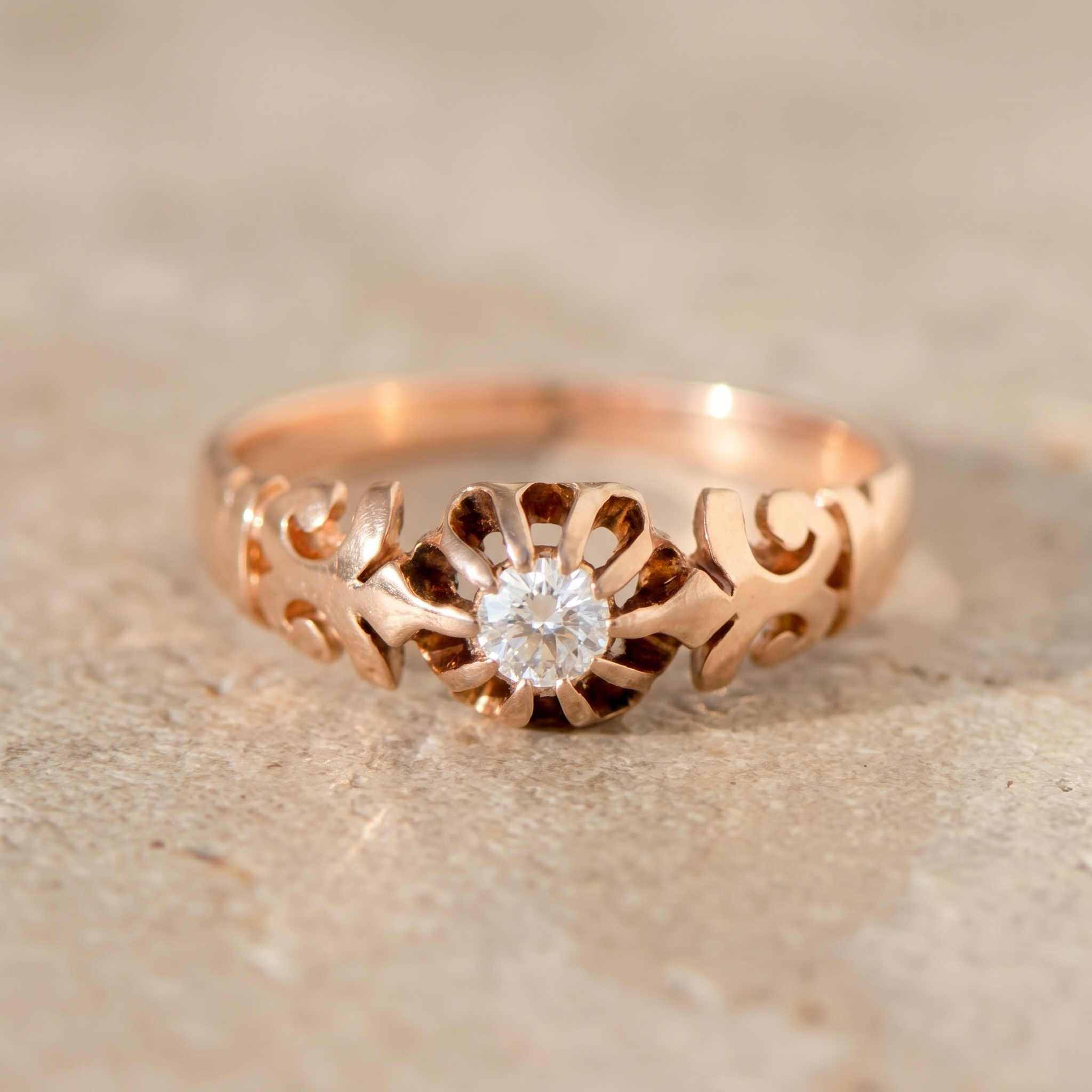 Antiker Solitärring aus 585 Roségold mit Altschliff-Diamant (0,13 ct)