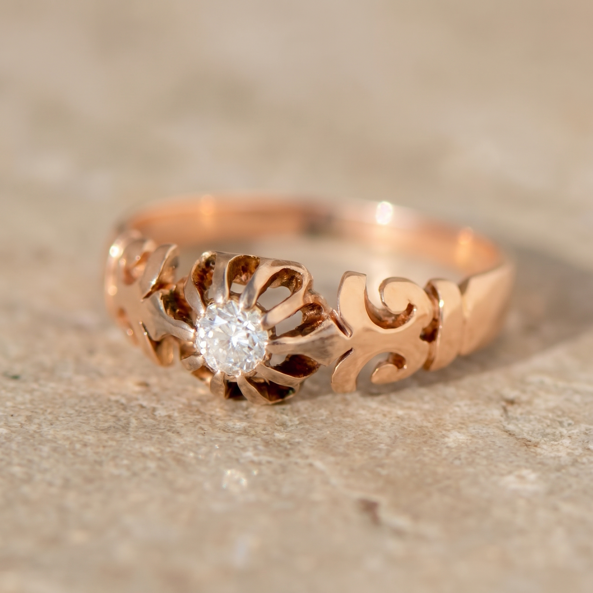 Antiker Solitärring aus 585 Roségold mit Altschliff-Diamant (0,13 ct)
