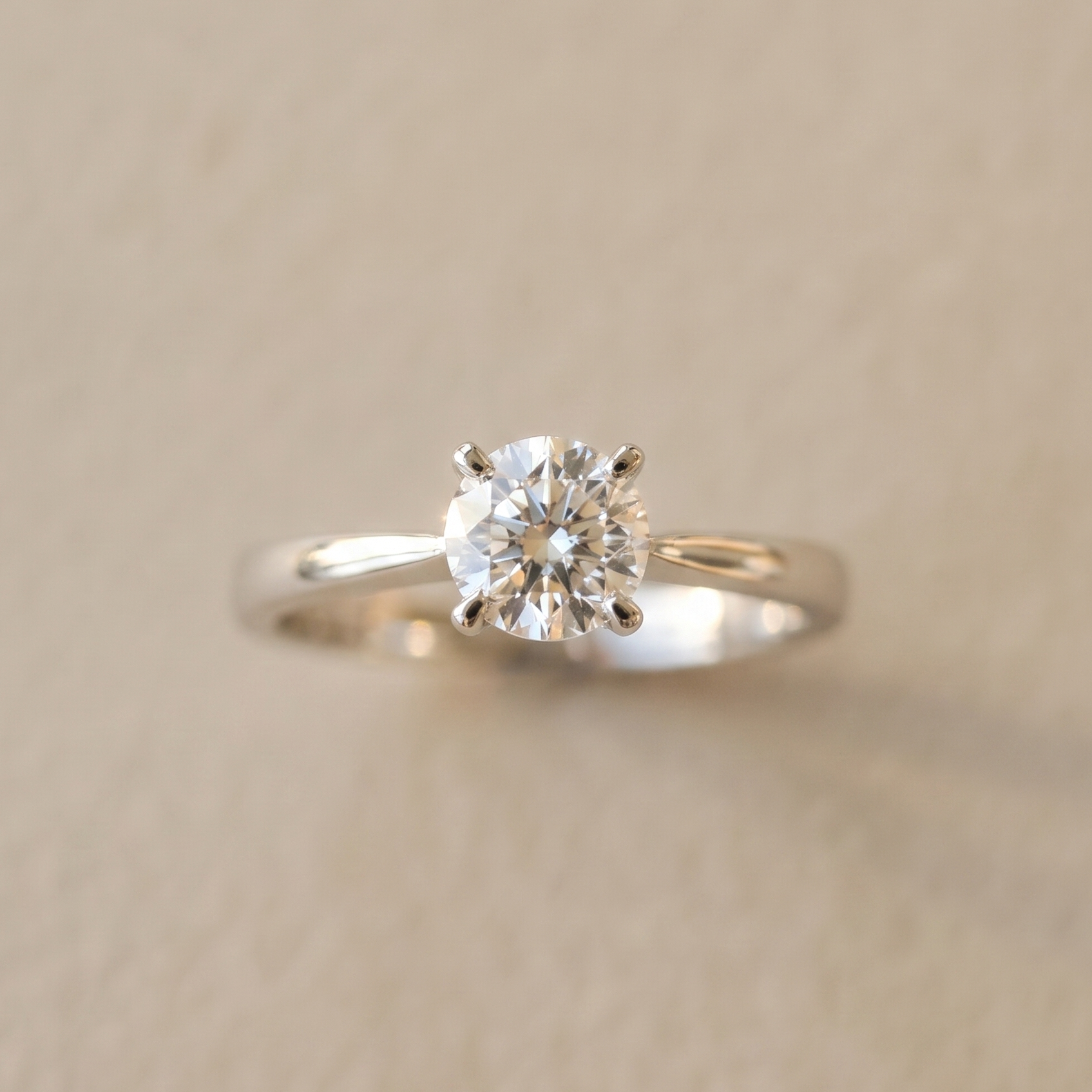 750 gold solitaire ring with brilliant - unsurpassed clarity