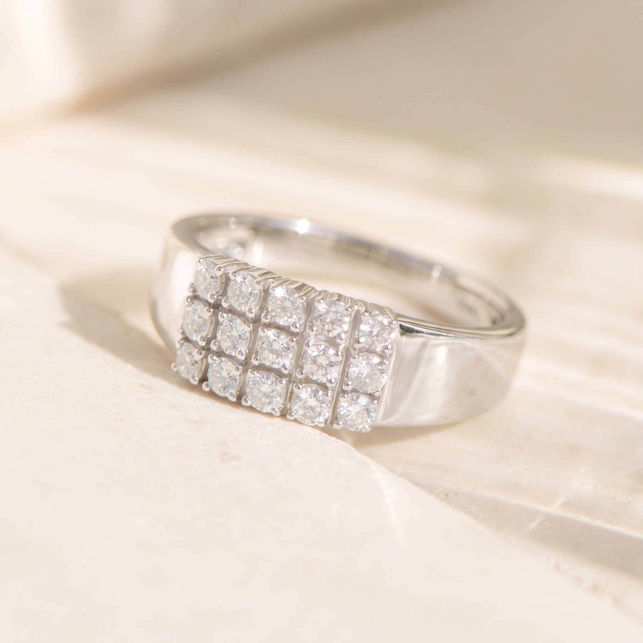 14K white gold ring with 15 diamonds – clean lines, strong sparkle