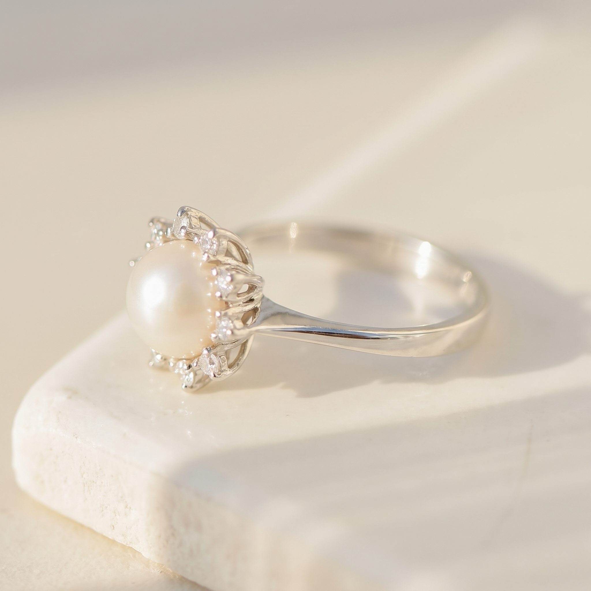 Vintage Weißgoldring mit Mabe-Perle & 10 Diamanten