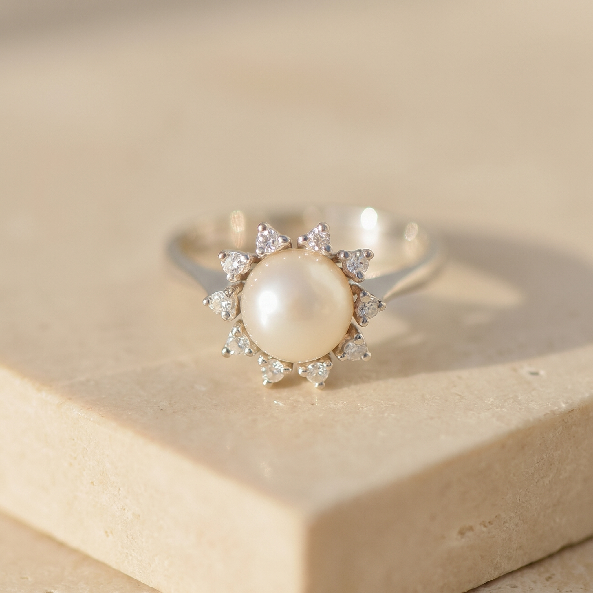 Vintage Weißgoldring mit Mabe-Perle & 10 Diamanten