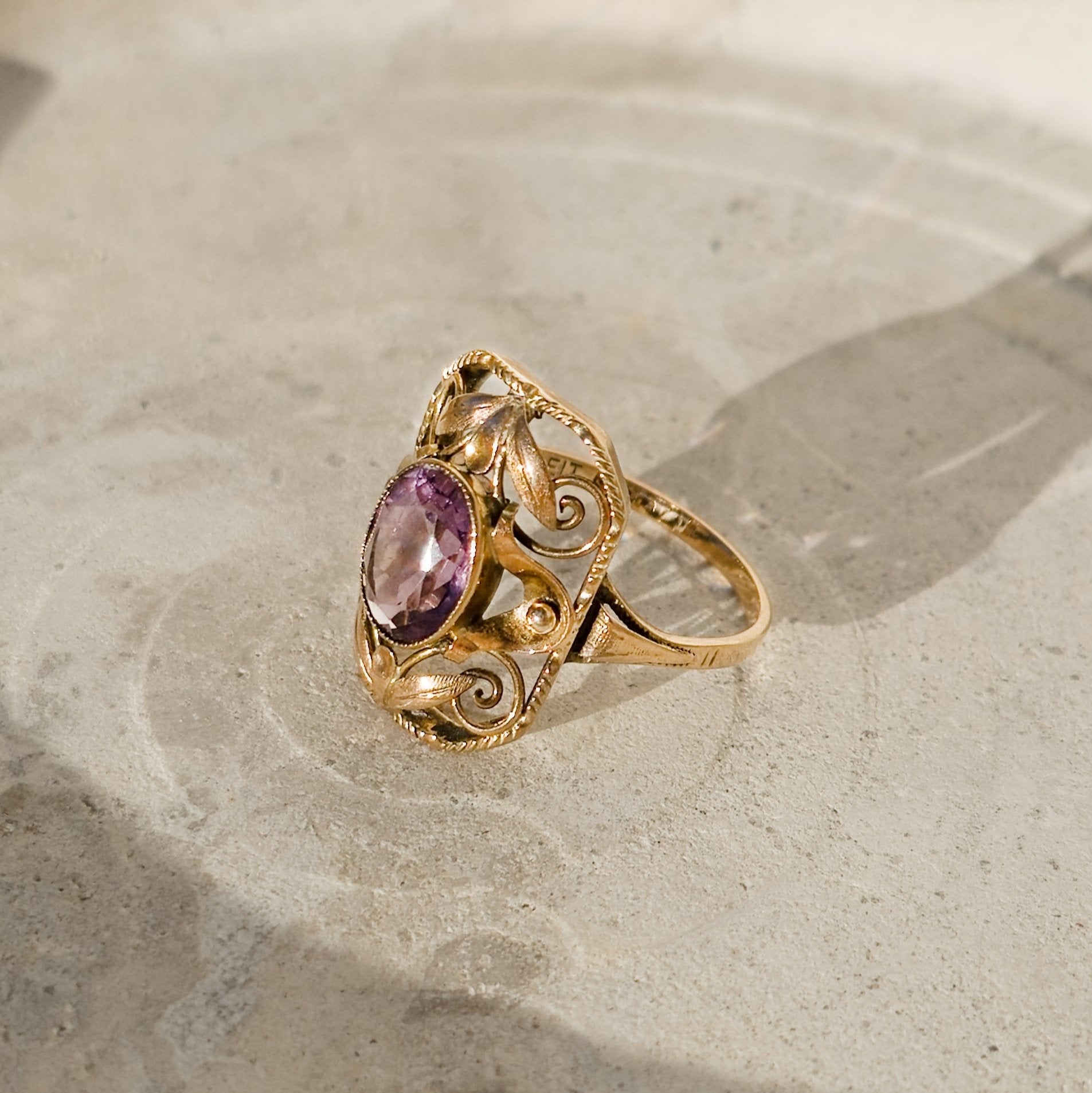 Jugendstil-Ring aus 8K Gold mit Amethyst - Honey Jewelry