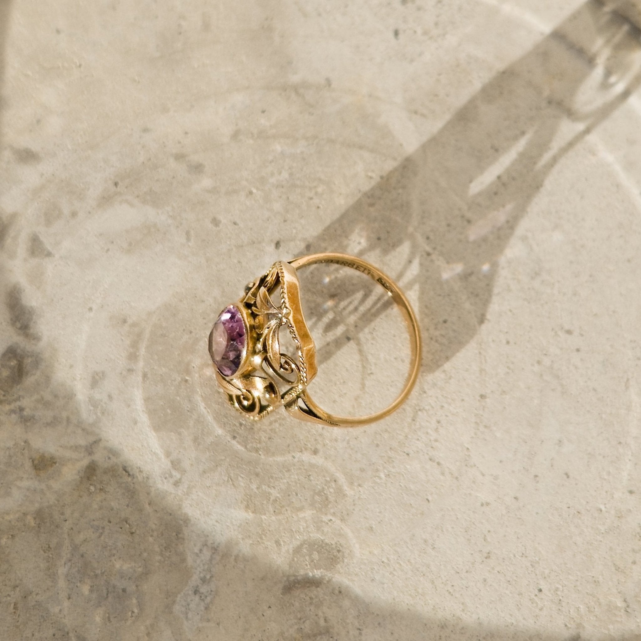 Jugendstil-Ring aus 8K Gold mit Amethyst - Honey Jewelry