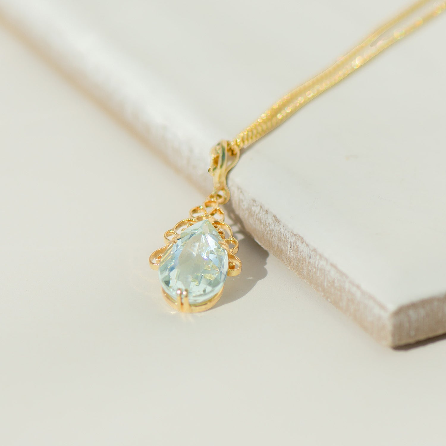 Jugendstil/Art - Déco Kette mit Aquamarin aus Gelbgold – filigraner Vintage Anhänger um 1920 - Honey Jewelry