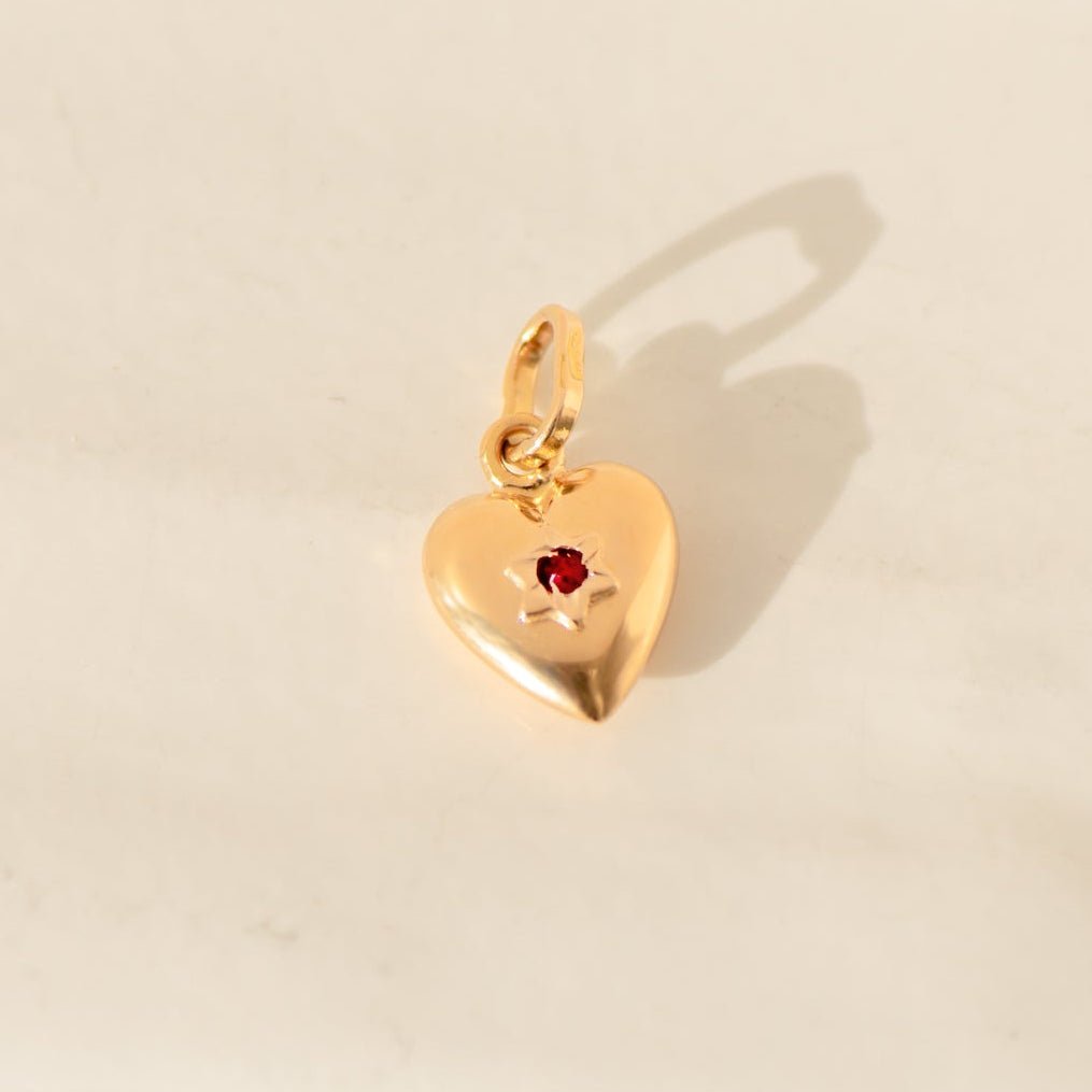 Kleiner Herzanhänger aus 18 Karat Gelbgold mit Rubin – zartes Zeichen der Liebe - Honey Jewelry