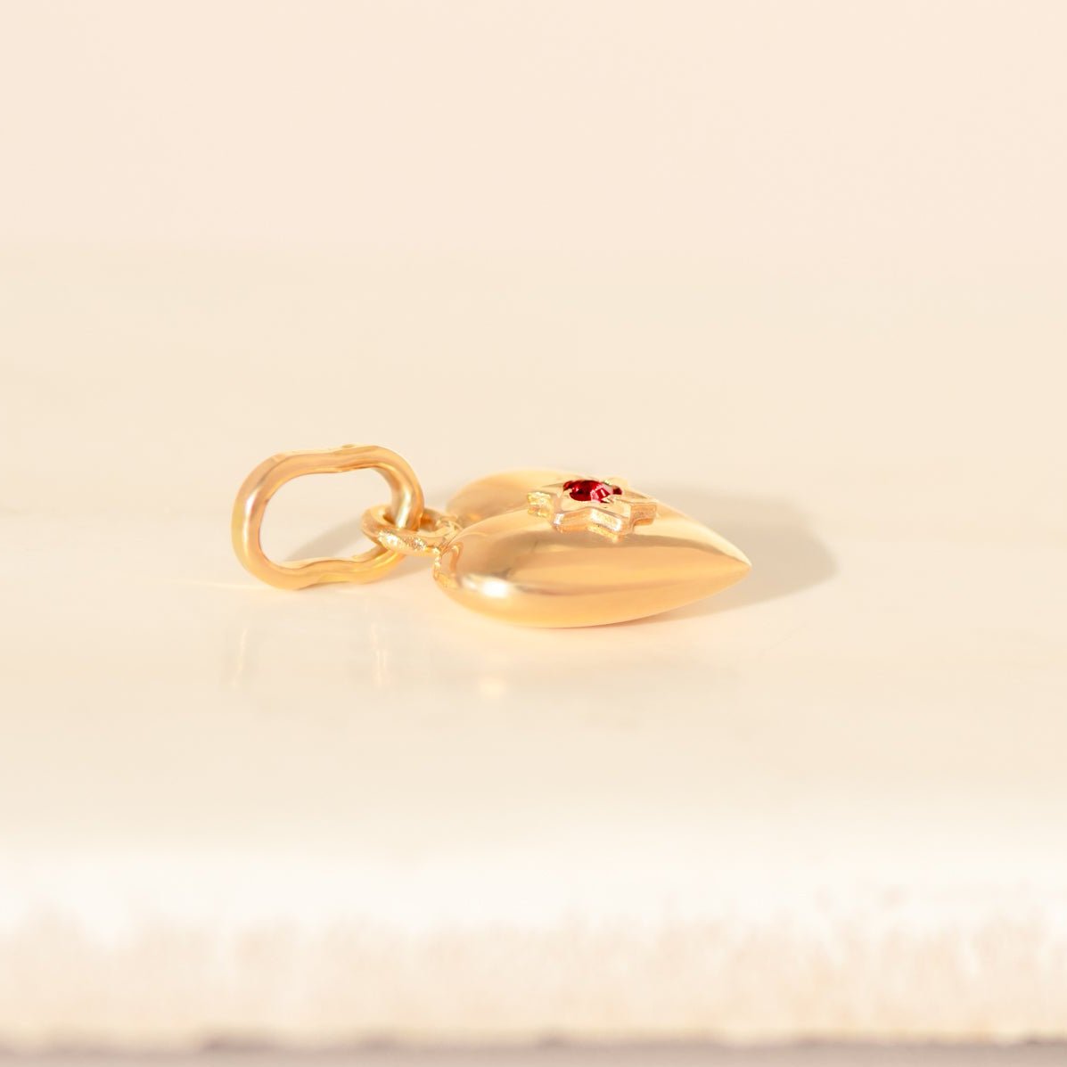 Kleiner Herzanhänger aus 18 Karat Gelbgold mit Rubin – zartes Zeichen der Liebe - Honey Jewelry