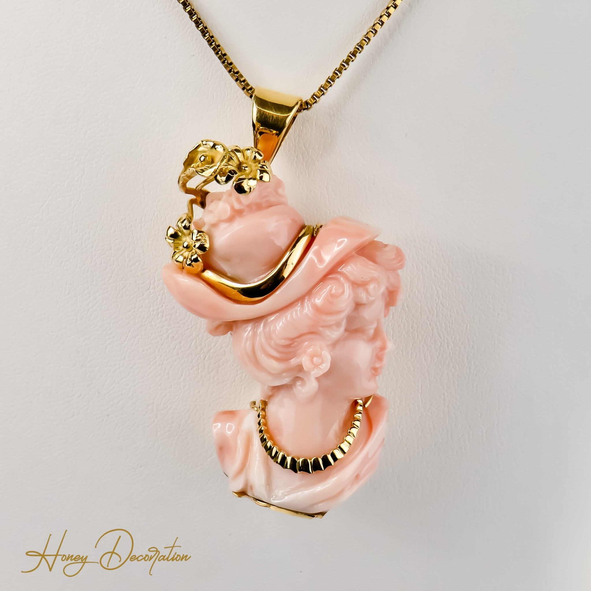 Kunstvolles Damenportrait in 18 Karat Gold mit Korallenrahmen - Honey Jewelry