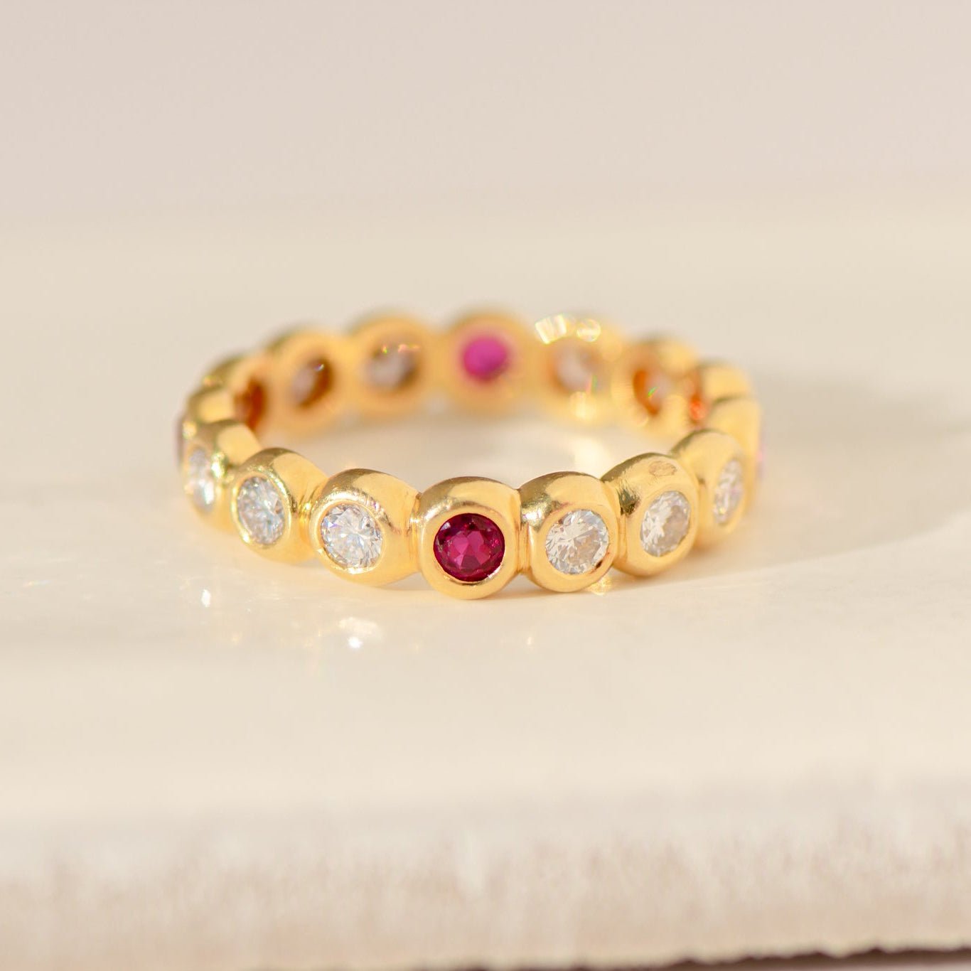 Memory-Ring aus 750 Gelbgold mit Diamanten & Rubinen - Honey Jewelry