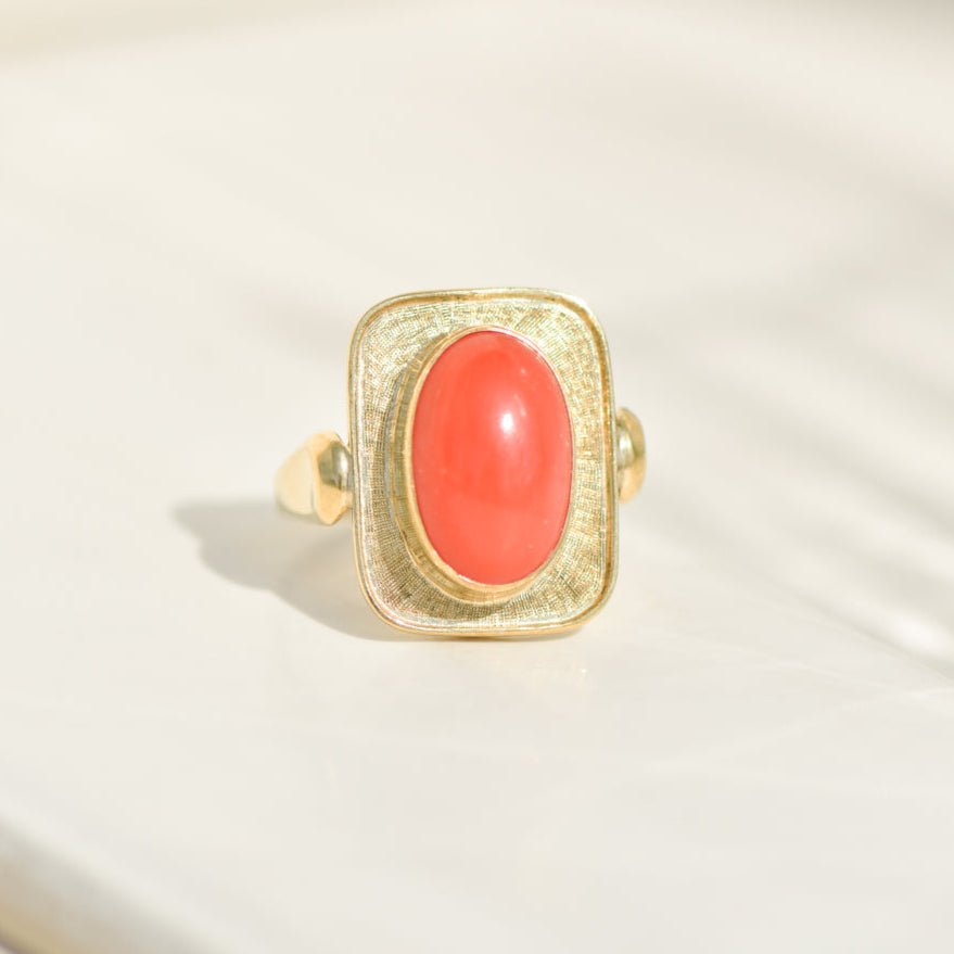 Mid - Century Cocktailring aus 8K Gelbgold mit Koralle – Sommerlaune in Gold gegossen - Honey Jewelry