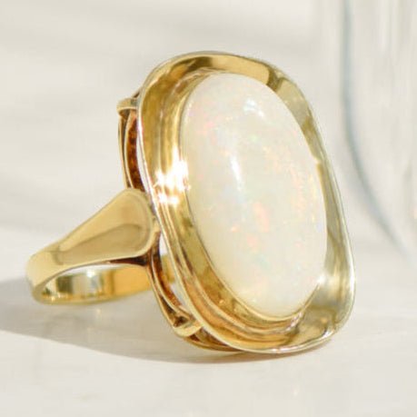 Mid - Century - Ring aus 14K Gelbgold mit Opal - Cabochon – Kunst am Finger - Honey Jewelry