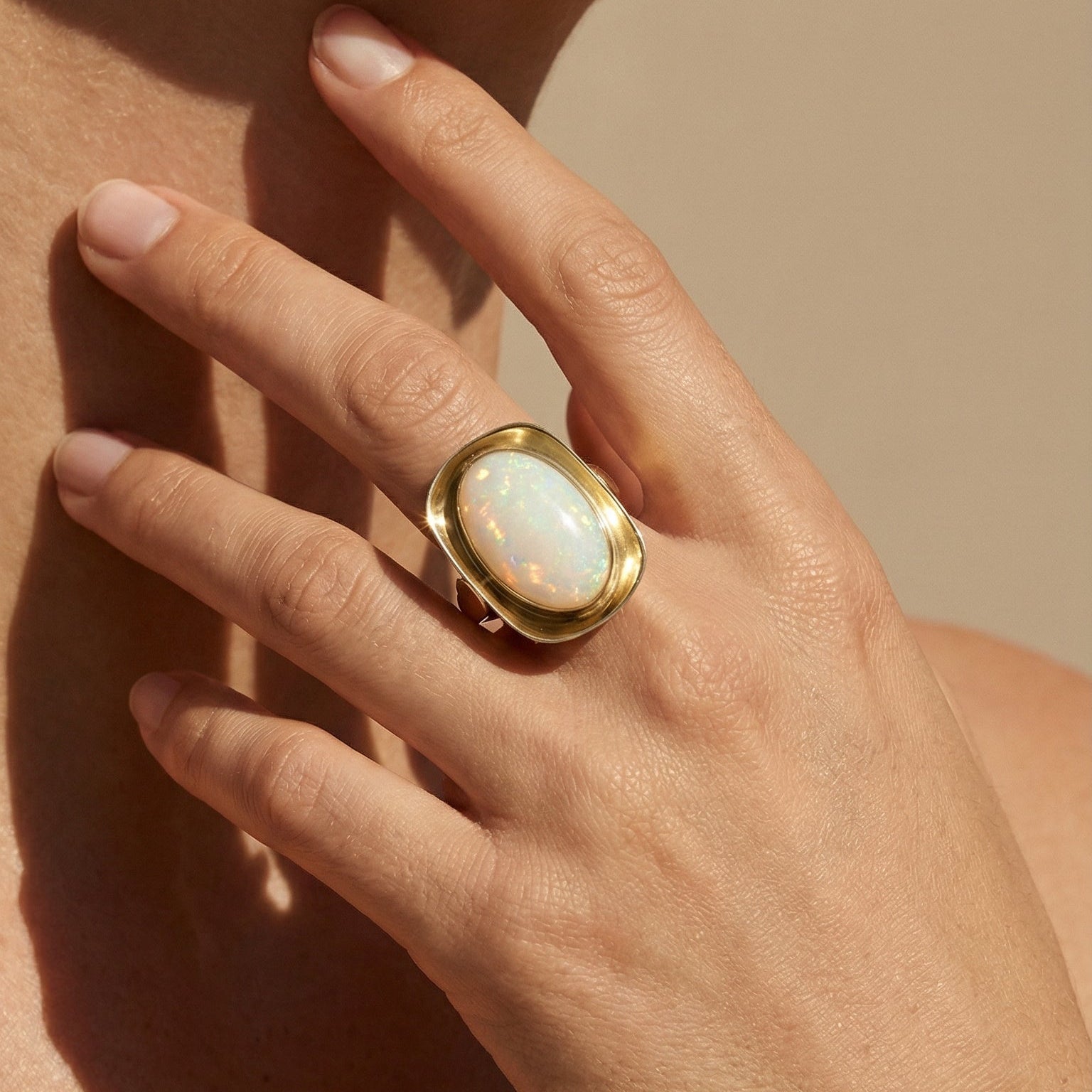 Mid - Century - Ring aus 14K Gelbgold mit Opal - Cabochon – Kunst am Finger - Honey Jewelry