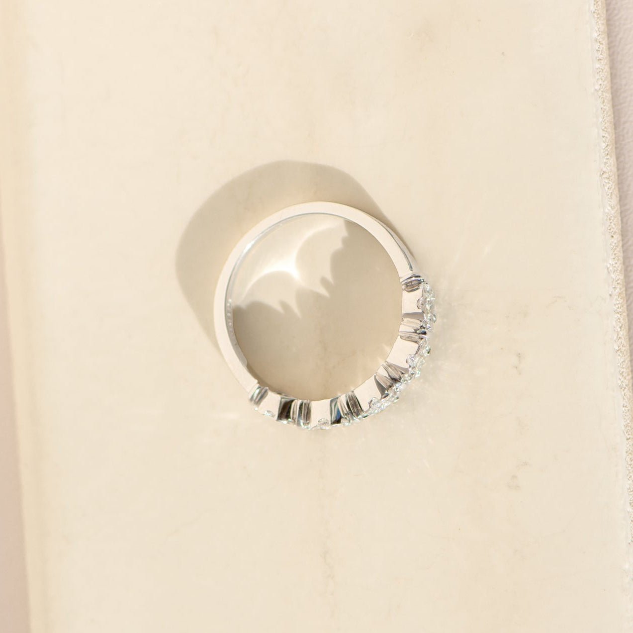 Moderner Diamantring aus 585 Weißgold mit Blütenmotiv – 0,20 ct, Größe 54 - Honey Jewelry