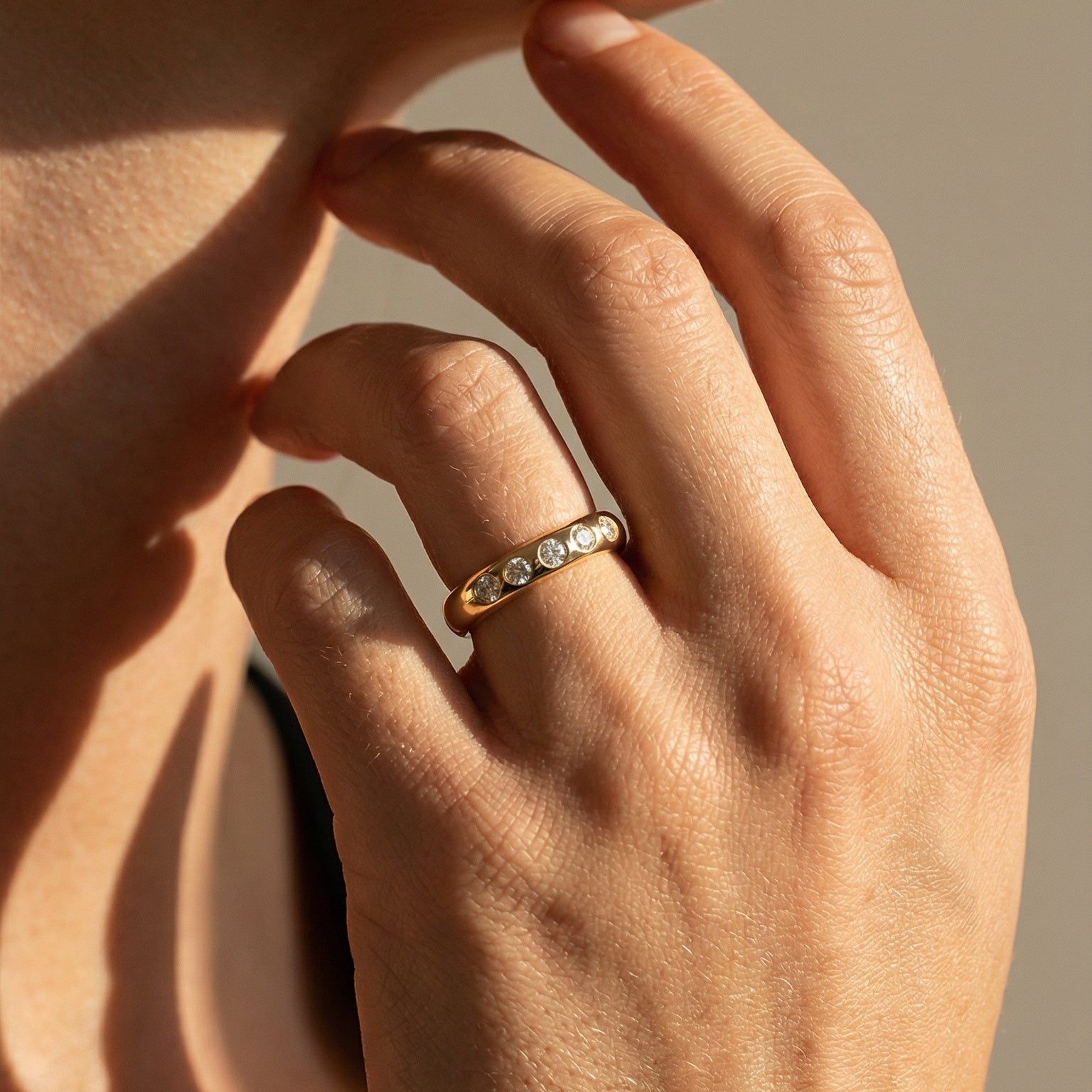 Ring aus 14K Gelbgold mit 5 eingeriebenen Brillanten – schlicht, elegant, für immer gut - Honey Jewelry