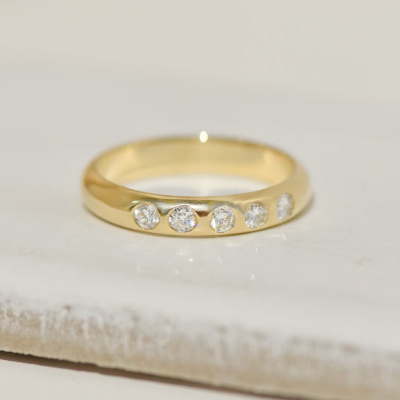 Ring aus 14K Gelbgold mit 5 eingeriebenen Brillanten – schlicht, elegant, für immer gut - Honey Jewelry
