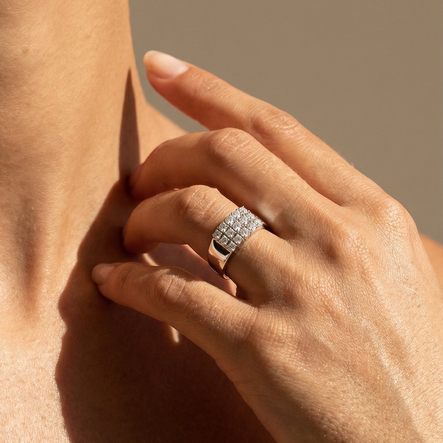 Ring aus 14K Weißgold mit 15 Brillanten – klare Linien, starkes Funkeln - Honey Jewelry