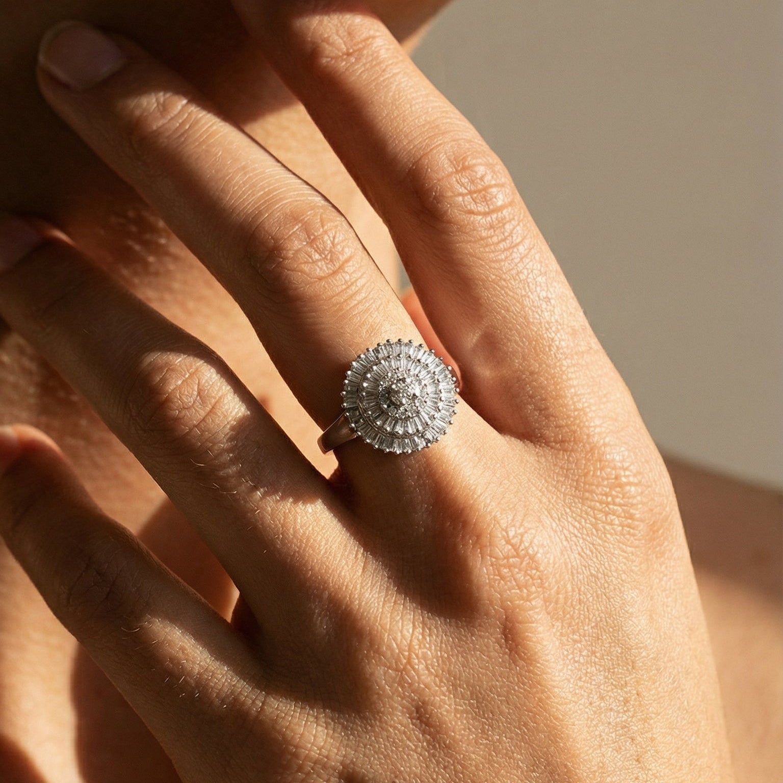 Ring aus 14K Weißgold mit 85 Diamanten – Kreis aus Licht & Luxus - Honey Jewelry