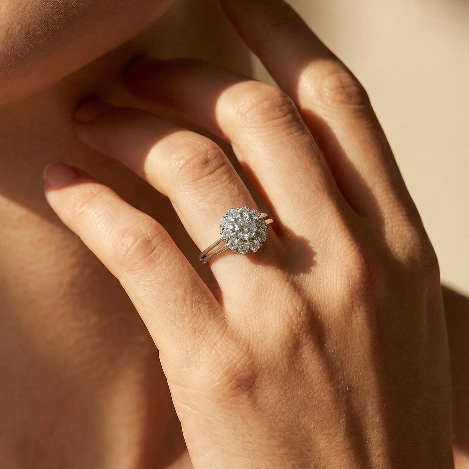 Ring aus 14K Weißgold mit Brillantblüte – zeitlose Eleganz mit floralem Funkeln - Honey Jewelry