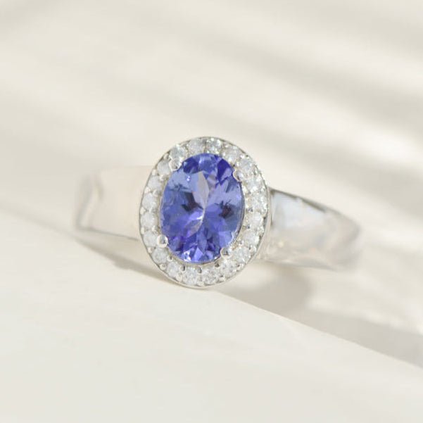 Ring aus 14K Weißgold mit Tansanit – königliches Blau trifft funkelndes Weiß - Honey Jewelry