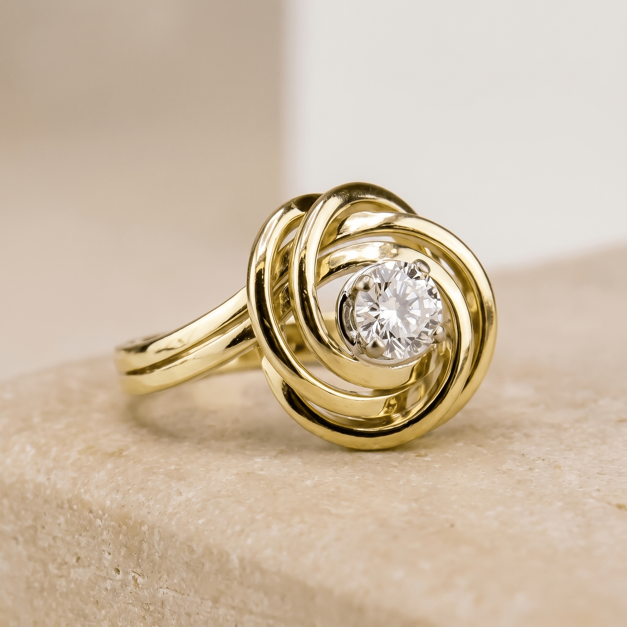 Solitärring mit Brillant aus 14 Karat Gold in einzigartigem Design - Honey Jewelry