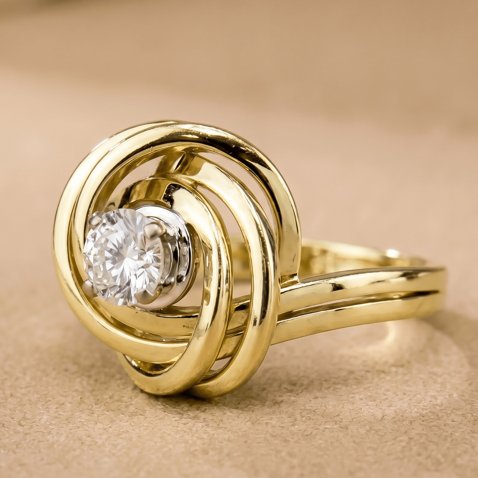 Solitärring mit Brillant aus 14 Karat Gold in einzigartigem Design - Honey Jewelry