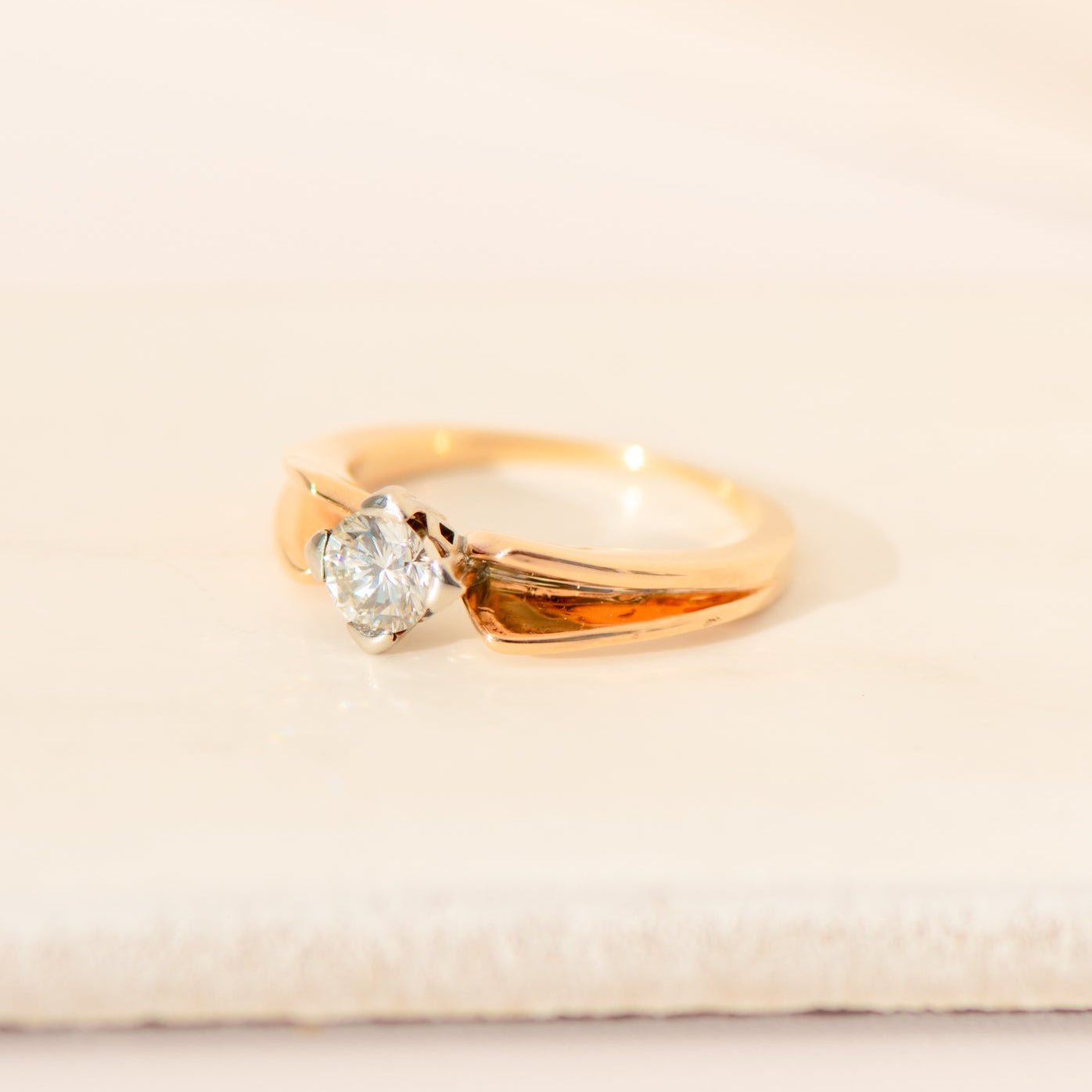 Solitär - Ring aus 750 Gelbgold mit Diamant (0,47 ct) – klassischer Verlobungsring - Honey Jewelry