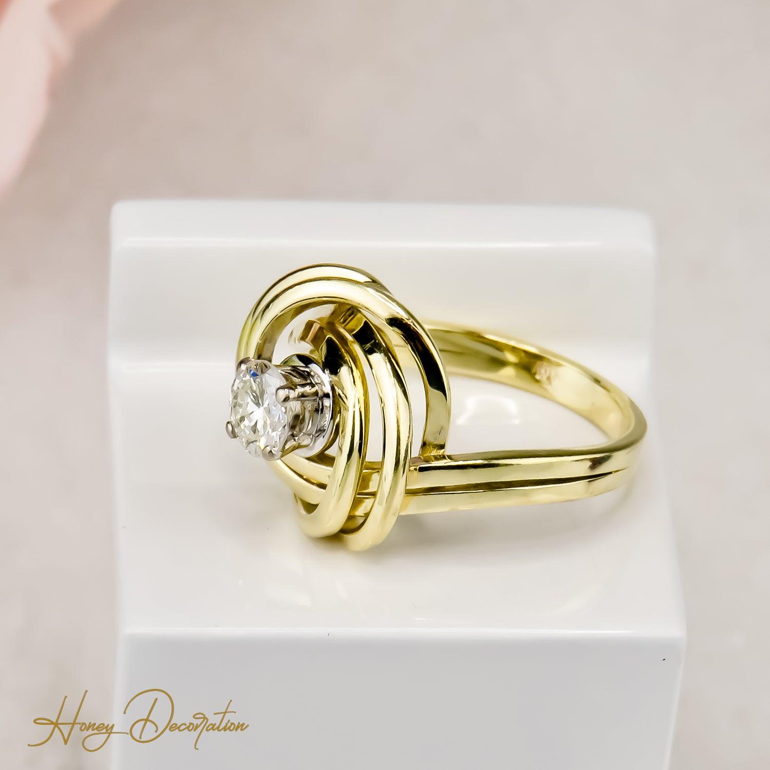 Solitärring mit Brillant aus 14 Karat Gold in einzigartigem Design - Honey Jewelry