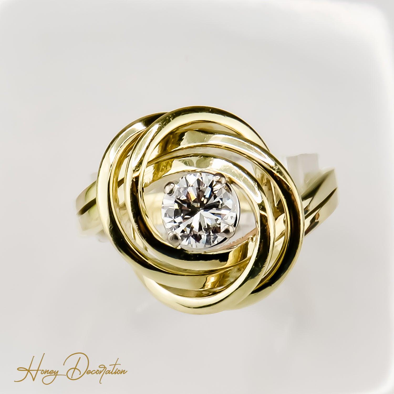 Solitärring mit Brillant aus 14 Karat Gold in einzigartigem Design - Honey Jewelry