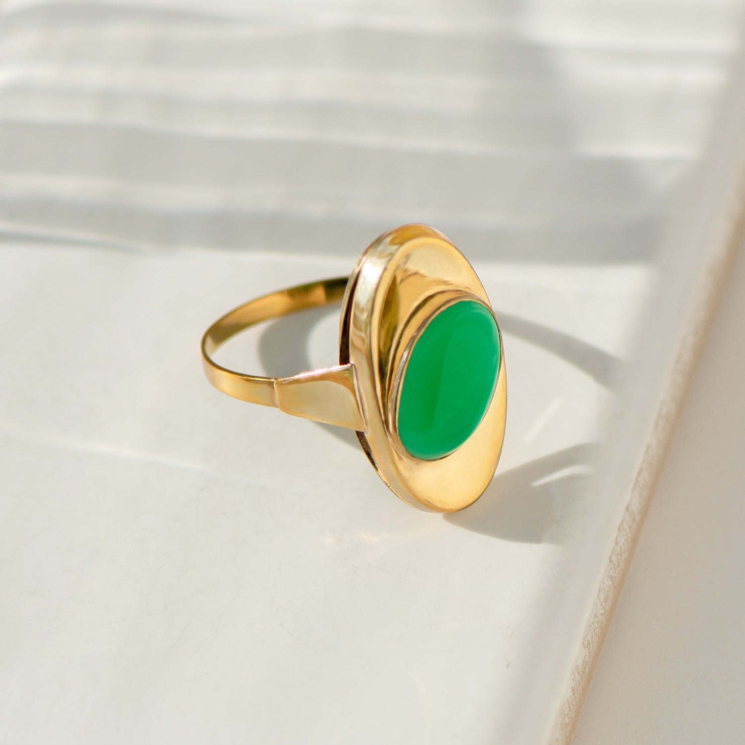 Statement - Ring aus 8 K Gelbgold mit grünem Achat – eleganter Vintage - Ring im Retro - Stil - Honey Jewelry