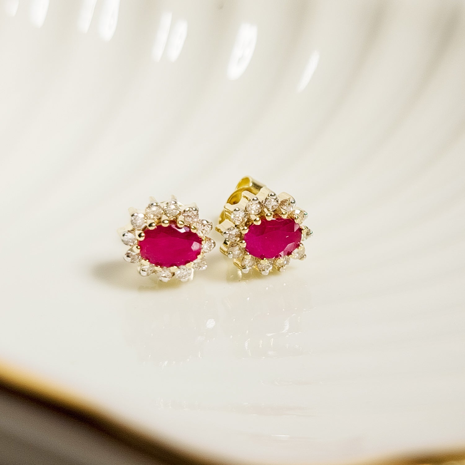 Süße 14 Karat Rubin - Ohrstecker – Zeitlos Schön - Honey Jewelry