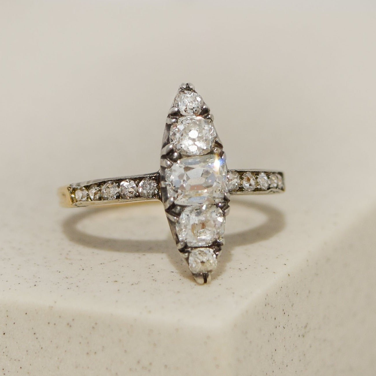 Traumhafter Antik - Goldring mit Diamanten – Prachtvoll Funkelnd - Honey Jewelry