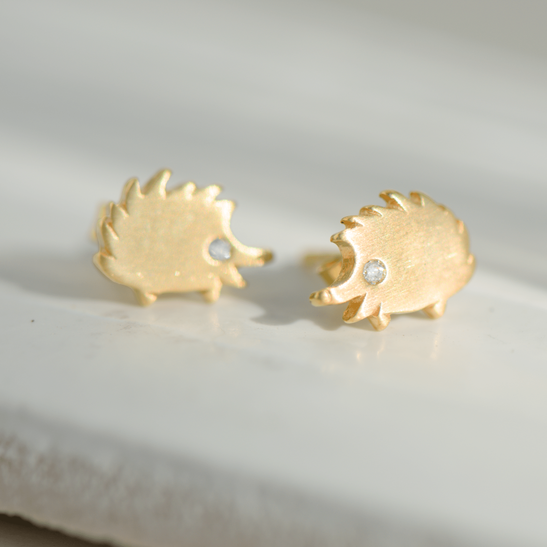 Verspielte Igel - Ohrringe aus 8K Gelbgold mit Zirkonia - Augen – niedlich, golden, zum Verlieben - Honey Jewelry