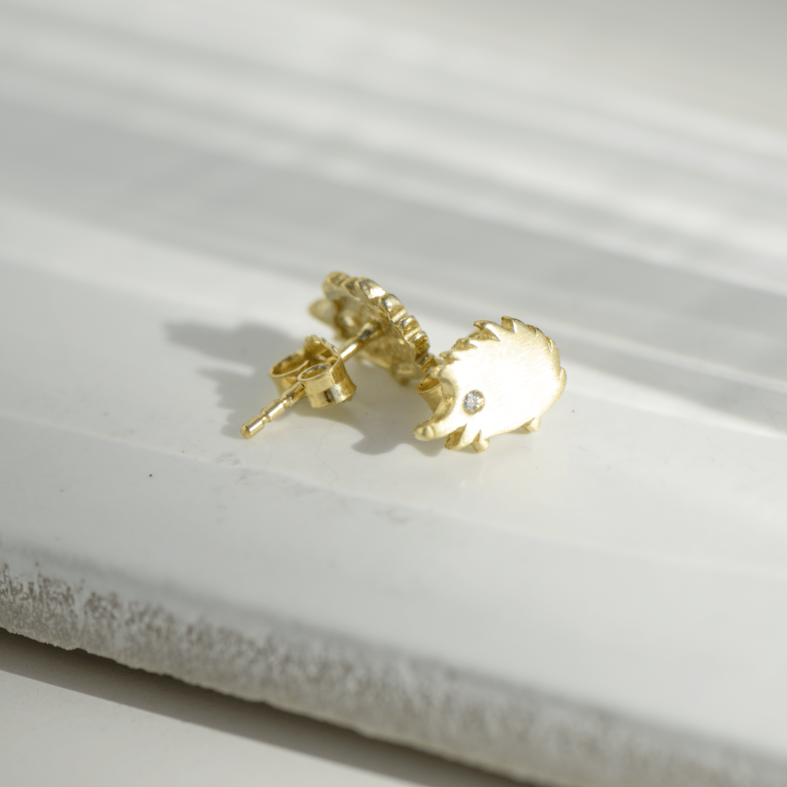 Verspielte Igel - Ohrringe aus 8K Gelbgold mit Zirkonia - Augen – niedlich, golden, zum Verlieben - Honey Jewelry