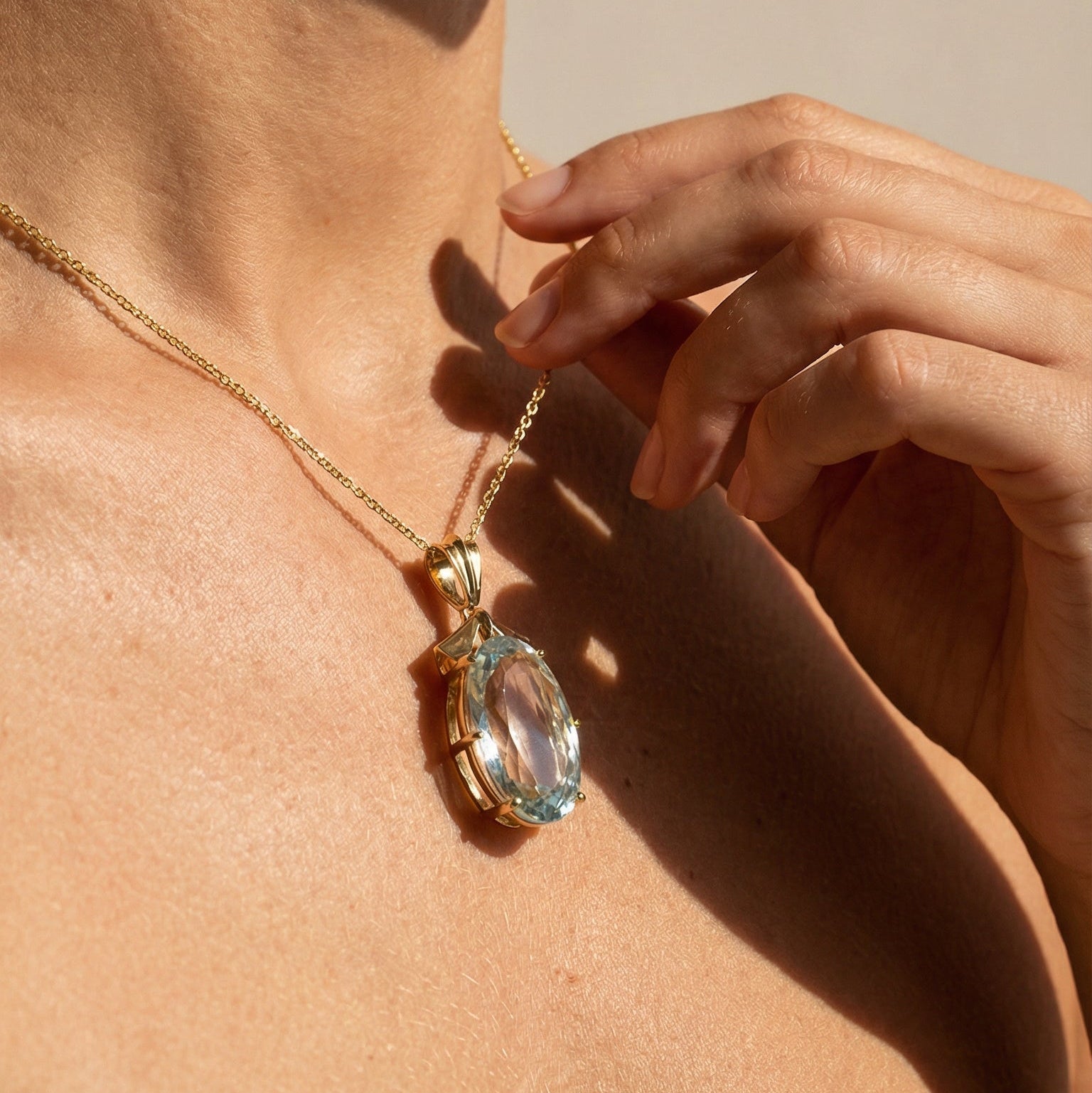 Vintage - Anhänger aus 14K Gelbgold mit 40ct Aquamarin – himmlisches Blau in großer Geste - Honey Jewelry