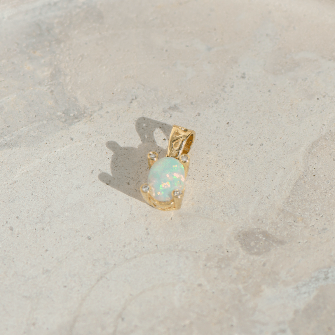 Vintage - Clip - Anhänger aus 14K Gelbgold mit Opal – zart, leuchtend, einzigartig - Honey Jewelry