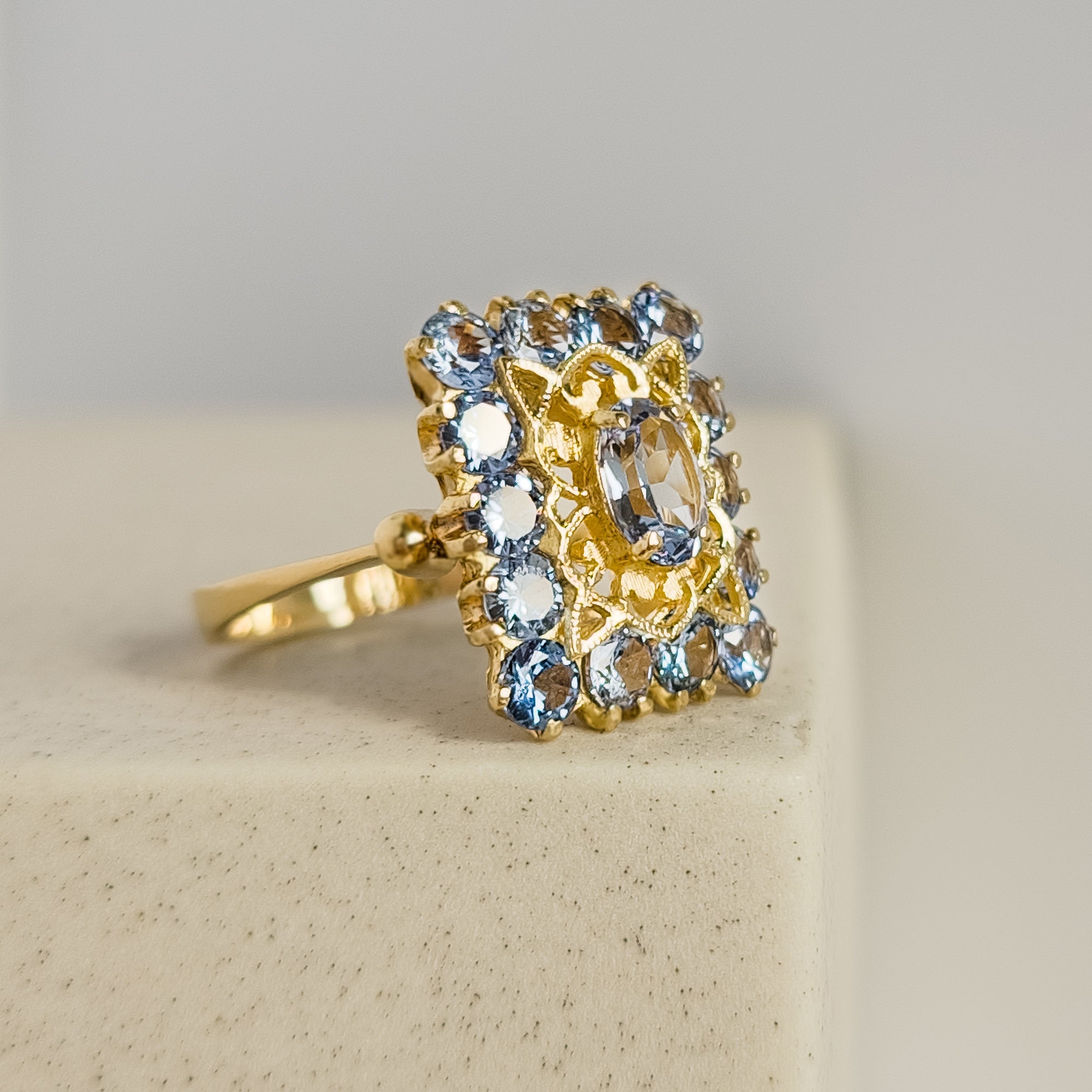 Vintage Goldring aus 18 Karat Gelbgold besetzt mit blauen Edelsteinen - Honey Jewelry
