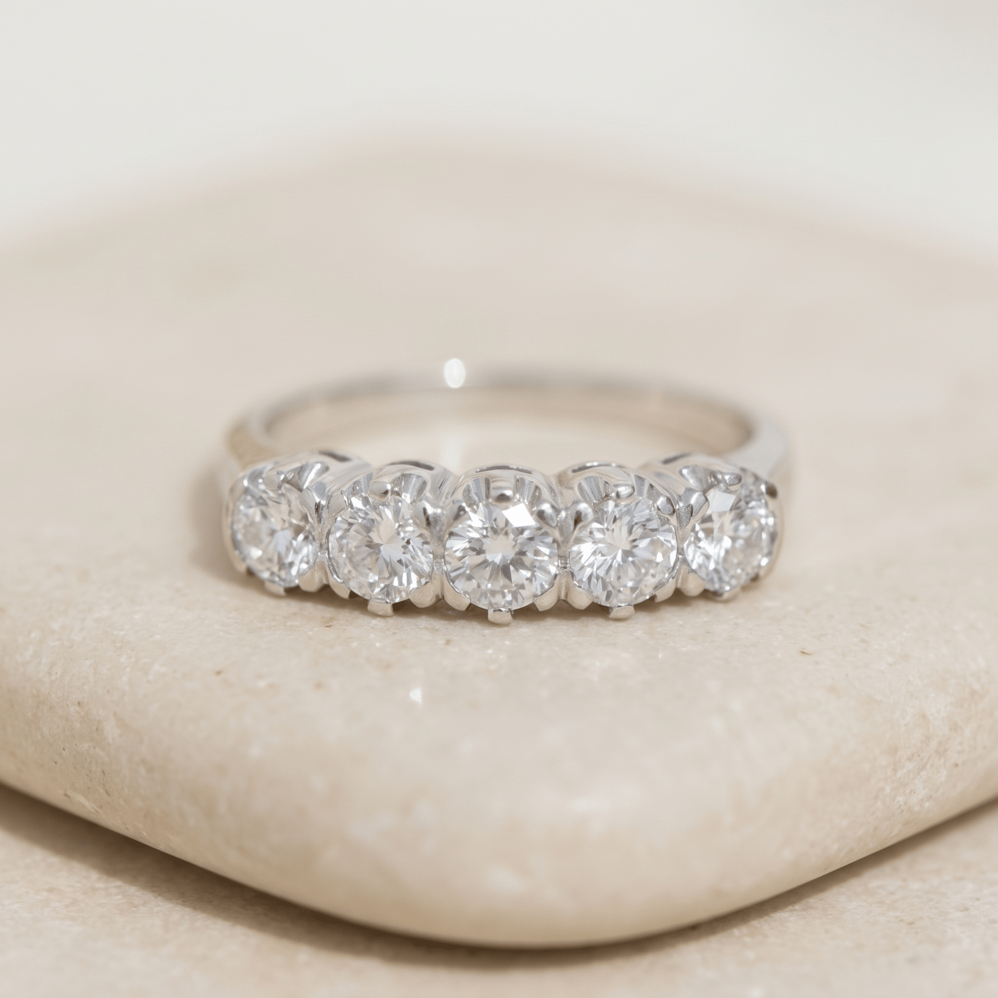 Vintage Halb-Memory-Ring aus 585er Weißgold mit 5 Brillanten – zeitlose Klasse mit Strahlkraft - Honey Jewelry