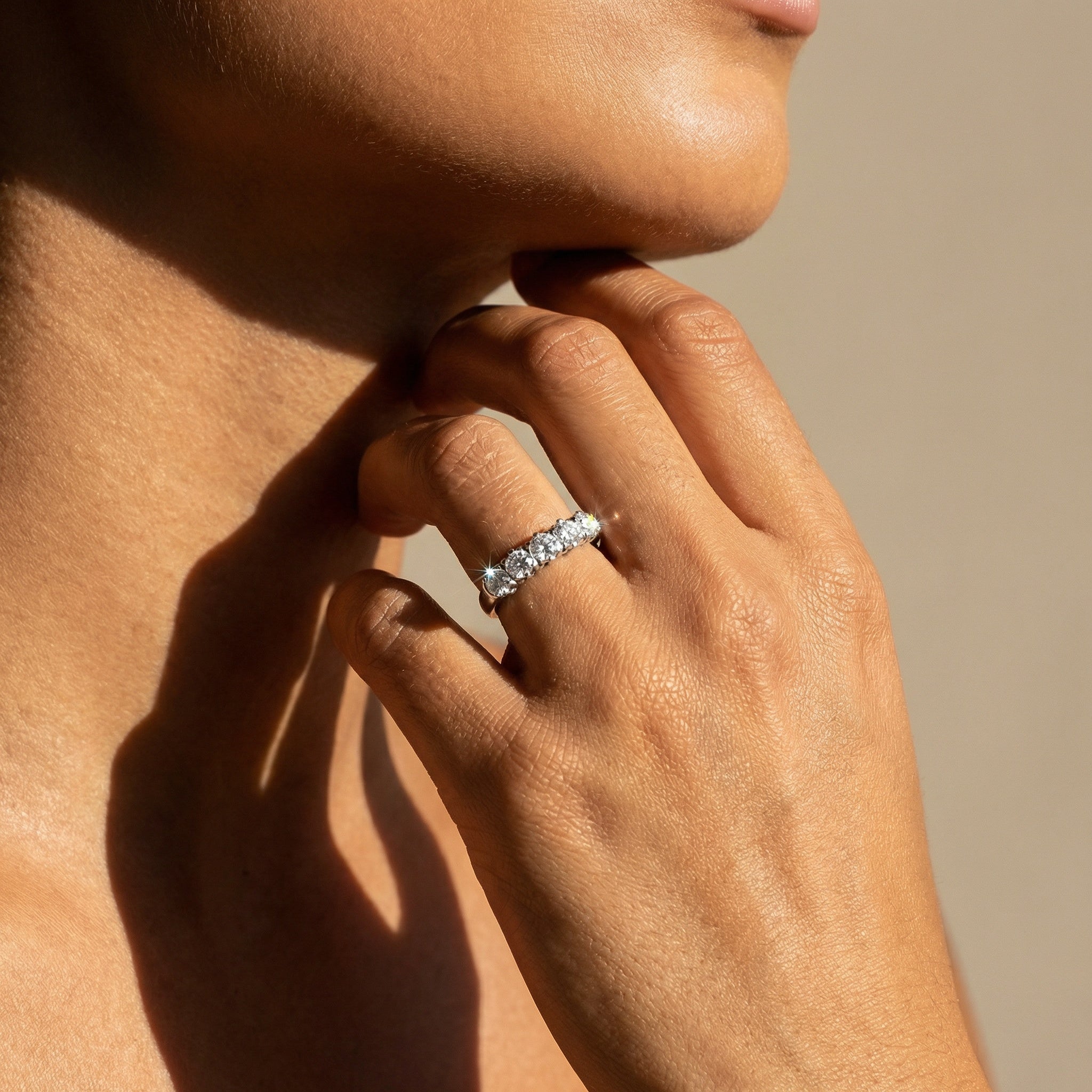 Vintage Halb - Memory - Ring aus 585er Weißgold mit 5 Brillanten – zeitlose Klasse mit Strahlkraft - Honey Jewelry