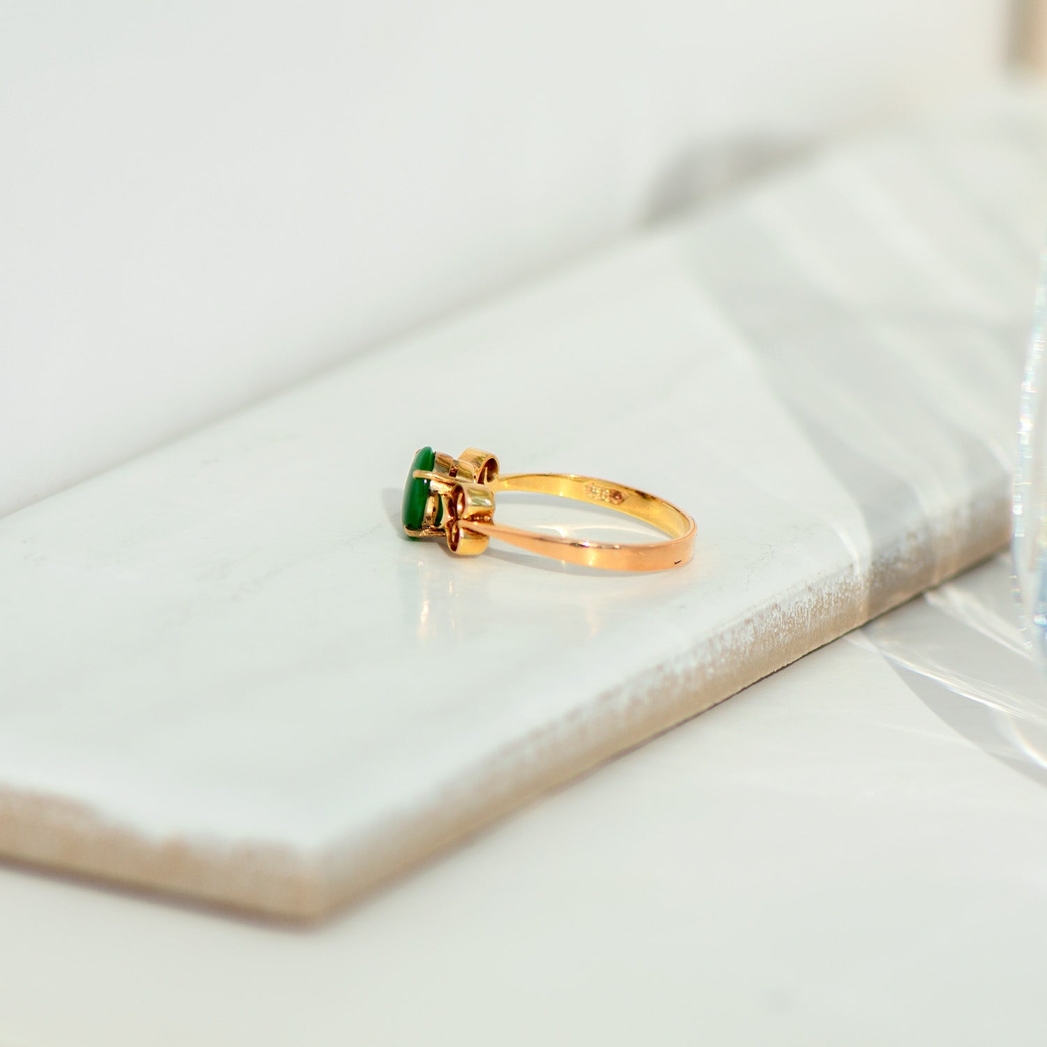 Vintage Jade - Ring aus 14 K Gelbgold mit ovalem Cabochon – Mid - Century Unikat - Honey Jewelry