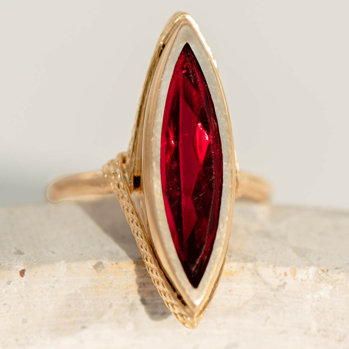 Vintage Navette - Ring aus 18 Karat Gelbgold mit rotem Stein - Honey Jewelry