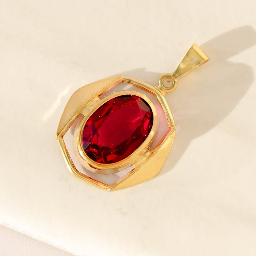 Vintage Rubinanhänger aus 8 Karat Gelbgold – kraftvolle Farbe & klare Form - Honey Jewelry