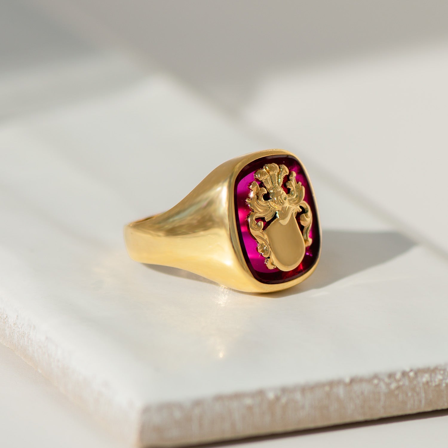 Vintage Wappenring aus 18 Karat Gelbgold mit synthetischem Rubin - Honey Jewelry