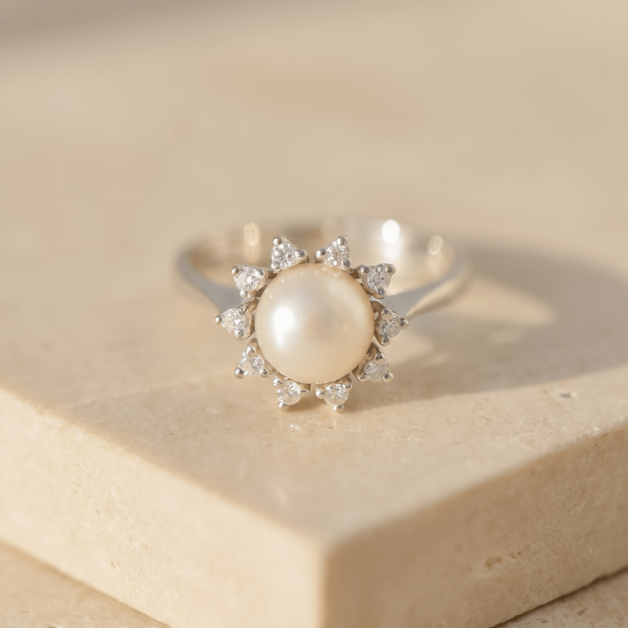 Vintage Weißgoldring mit Mabe-Perle & 10 Diamanten - Honey Jewelry