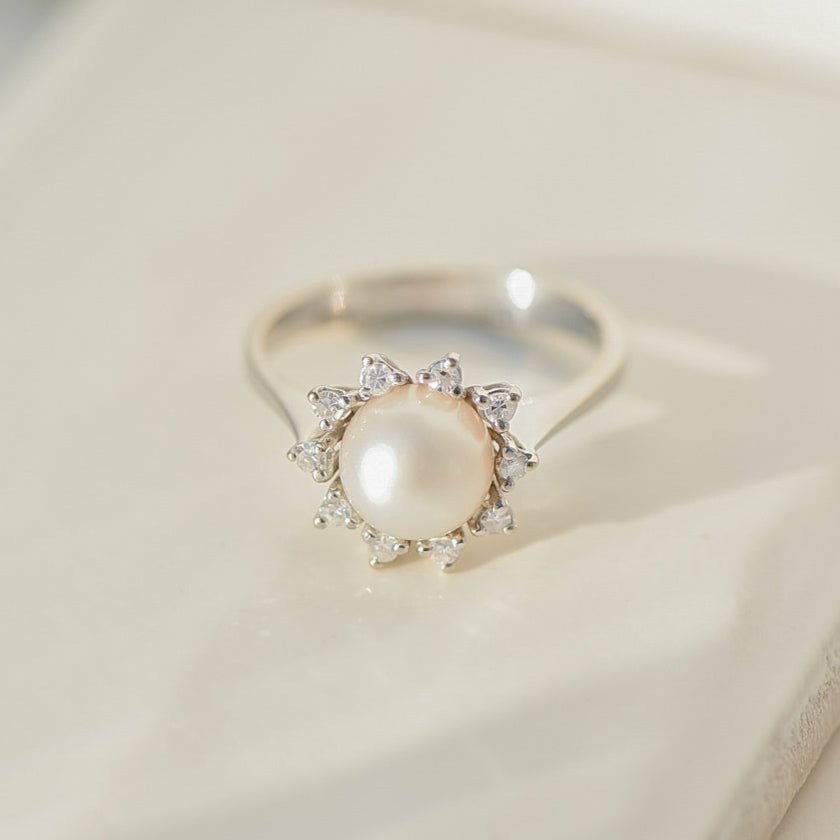 Vintage Weißgoldring mit Mabe - Perle & 10 Diamanten - Honey Jewelry