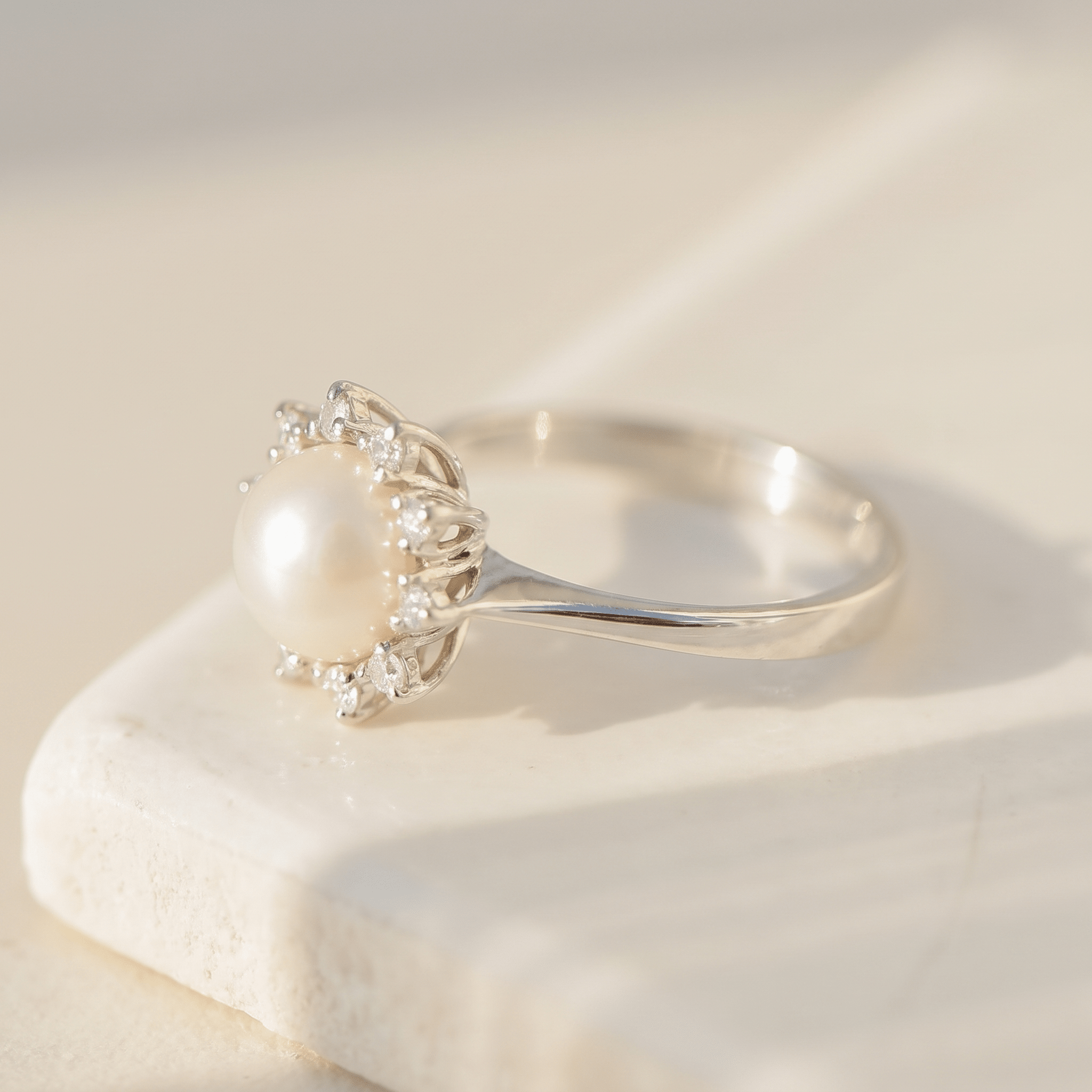 Vintage Weißgoldring mit Mabe-Perle & 10 Diamanten - Honey Jewelry