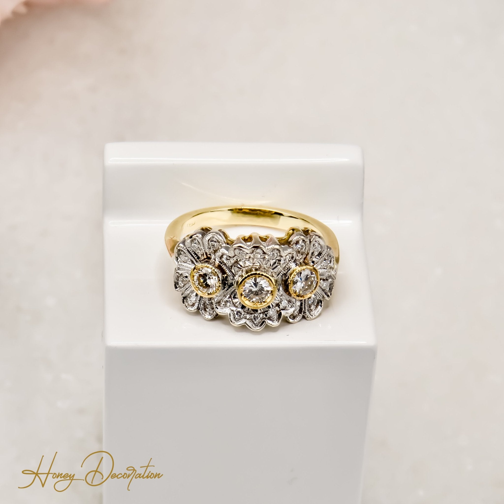 Zauberhafter Art Déco Ring mit Brillanten - Honey Jewelry