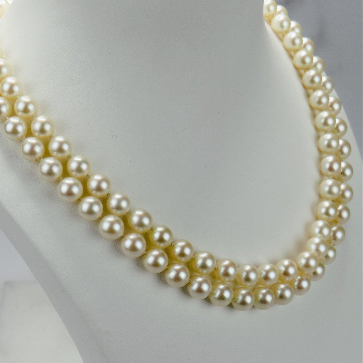 Zweireihige Perlenkette mit Goldschließe, Diamanten & Saphir - Honey Decoration