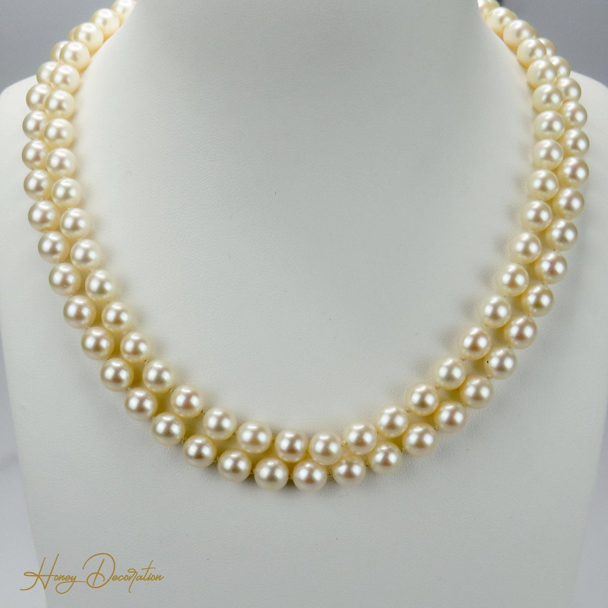 Zweireihige Perlenkette mit Goldschließe, Diamanten & Saphir - Honey Decoration