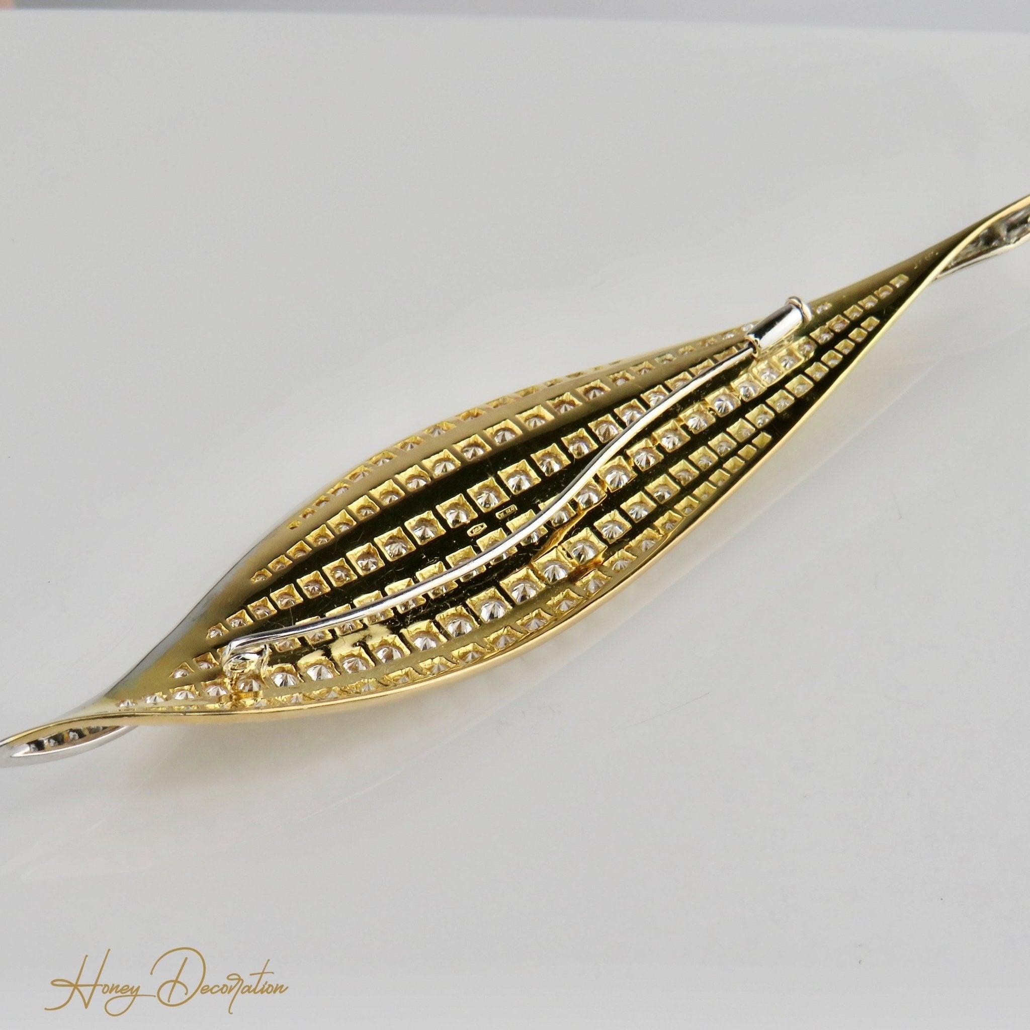 Edle Goldbrosche in Blattform mit Brillanten - Honey Decoration
